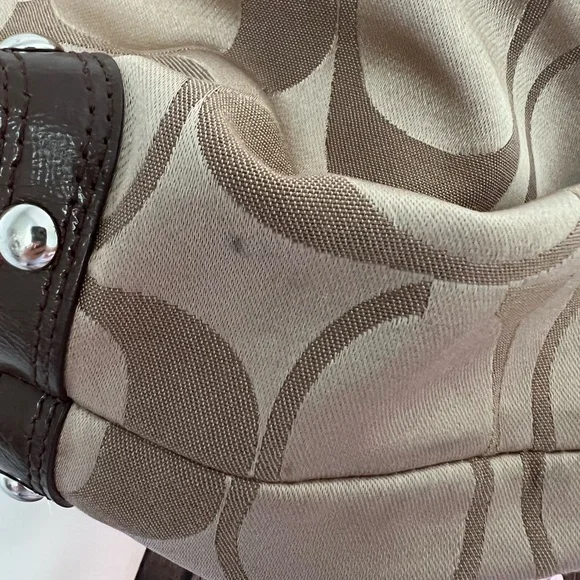 Authentic Coach Hobo Signature shoulder bag. Needs cleaning, no major wear. - Picture 11 of 15